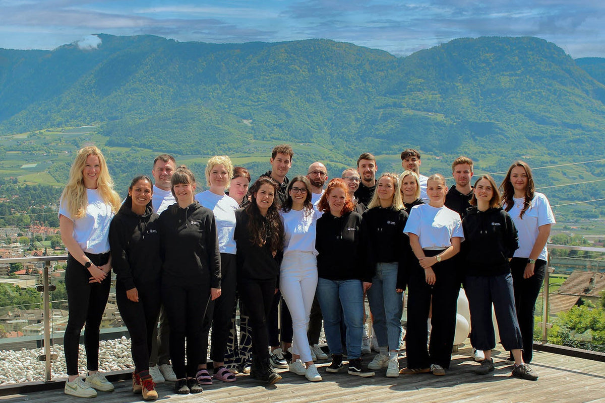 Tutto il team Health Routine su una terrazza con vista sulle montagne del Tirolo